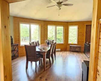 Zulu Zen waterfront cottage - Gracefield - Dining room