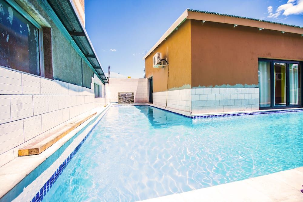 Coyotes Hotel And Conference Centre - נלספרייט - בריכה