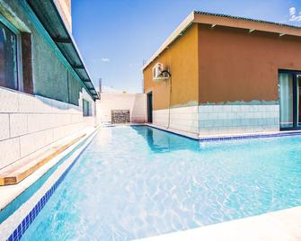 Coyotes Hotel And Conference Centre - נלספרייט - בריכה