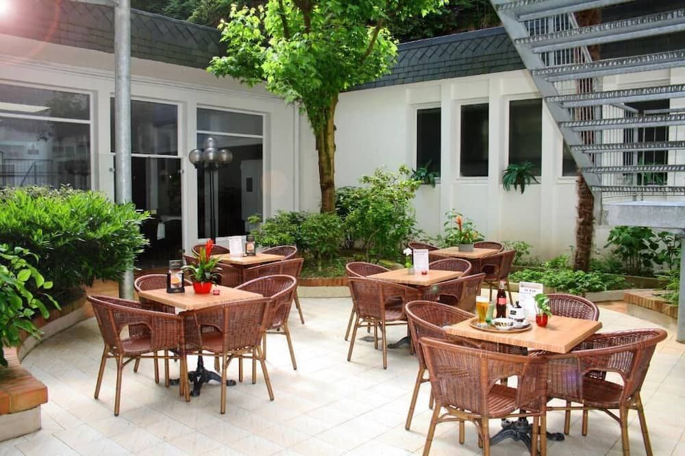 Adonis Lourdes - Notre Dame de la Sarte - לורד - פטיו