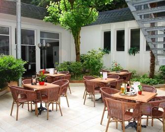 Adonis Lourdes - Notre Dame de la Sarte - Lourdes - Patio