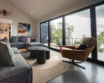 Modern, eco-friendly home on Lake Superior and 5 min to Lutsen ski hill! - Lutsen - Sala de estar