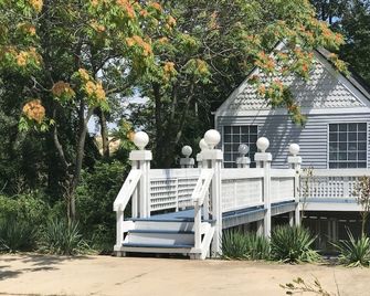 Lake Street Beach Home-A Short Reach To The Beach!!! - Gary - Building