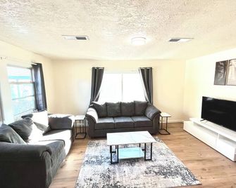 3-bedroom house in beautiful Grants with cool AC breeze - Grants - Obývací pokoj