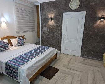 Happy House - cosy apartment with private pool and walking distance to Blue Bay beach - Blue bay - Bedroom