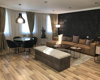 Hotel Deluxe - Tirana - Bedroom