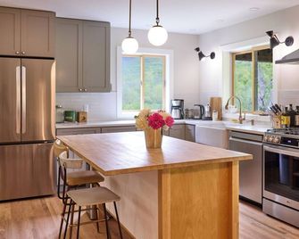 Large Cook's Kitchen; 1st Fl Bedroom w/ Ensuite; 10-Min to downtown Fleischmanns - Fleischmanns - Cocina