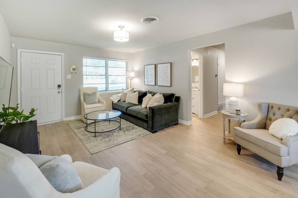 Cozy Updated Home, A+ Location, 2 King Suites! - דאלאס - סלון