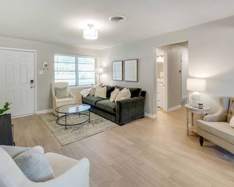 Cozy Updated Home, A+ Location, 2 King Suites! - Dallas - Sala de estar