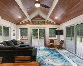 Narrows Cove Cabin - Polson - Вітальня