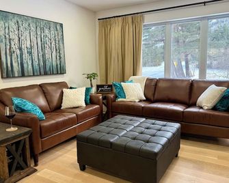 Modern luxury retreat on the Humber River, 5-minute walk from Marble Mountain! - Corner Brook - Living room