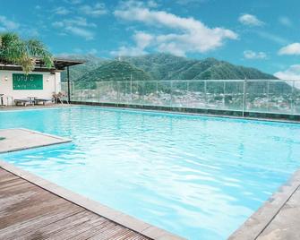 Hotel Grand Q Gorontalo - Gorontalo - Piscina