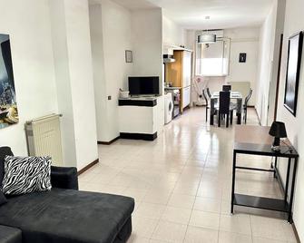 Black And White House- 70 Mq - Velletri - Soggiorno