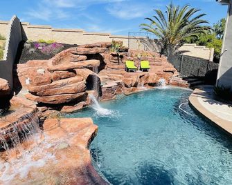 Pool fun in Murrieta, 35ft water slide, large jacuzzi, dog friendly. - Murrieta - Piscina