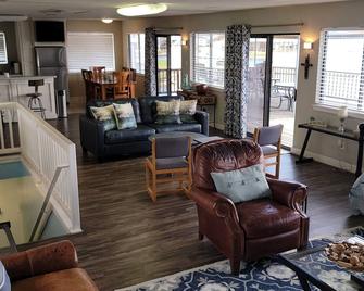 Waterfront Home - Private Fishing Pier Best Views! - Walk To Bars & Restaurants - Conroe - Living room