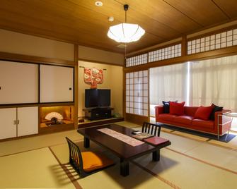 أويادو كوتو نو يومي - تاكاياما - غرفة معيشة