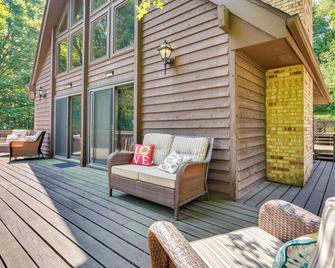 Cabin with Deck about 3 Mi to Apple Valley Lake! - Mount Vernon - Innenhof