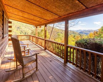 Mountain Ridge- Peaceful Cabin Close to WCU & River Access w/Great Views! - Sylva - Balcony