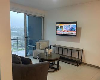 Luxury Modern Escazu 1 Bedroom Apartment Views, Pool, Gated, 24/7 Security - Escazú - Sala de estar