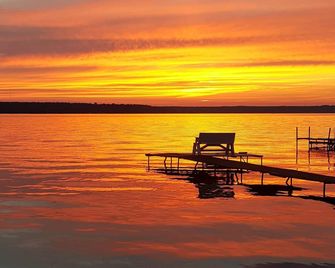Grandma's Cozy Sunset Cottage on Mullett Lake - Indian River - Bedroom