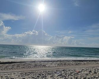 2 Bedroom 2 Bath Beachfront Condo on Miami Beach Millionaire Row - Miami Beach - Playa