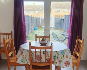 Owl Haven: Comfortable central 3 bedroom house, with an enclosed garden. - Bicester - Dining room