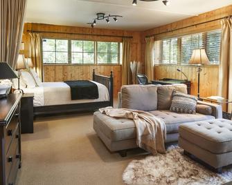 Oswego Lake Country Club's 9th Fairway An ADU for 31+ days - 'The Bentley' - Lake Oswego - Bedroom