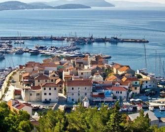 Room in Vodice with Balcony, Air condition, WIFI (4826-1) - Vodice