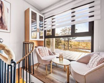 Delightful 3-4 BR 2Bath Container Home with views - Lithgow - Huiskamer