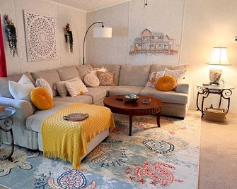 Holden On To Paradise - Supply - Living room