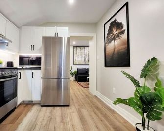 The Cozy Cove Modern King-Bedroom Full Apartment - St. Catharines - Kitchen