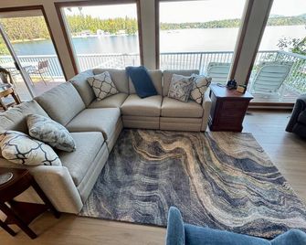 Charming Hayden Lakefront near Honeysuckle Beach and minutes to town - Hayden - Living room