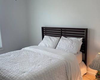 Spacious 4-bedroom house with AC and WiFi in phenomenal South Bend - South Bend - Bedroom