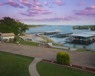 Branson Yacht Club - Branson - Building