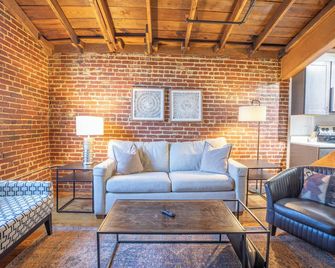 The Lofts at Downtown Salem - Salem - Вітальня