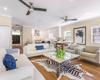 Newly renovated home close to the beach and all attractions - Cayo Hueso - Sala de estar