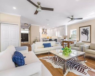 Newly renovated home close to the beach and all attractions - Key West - Huiskamer