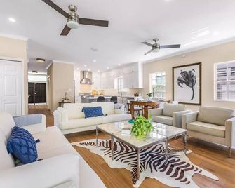 Newly renovated home close to the beach and all attractions - קי ווסט - סלון