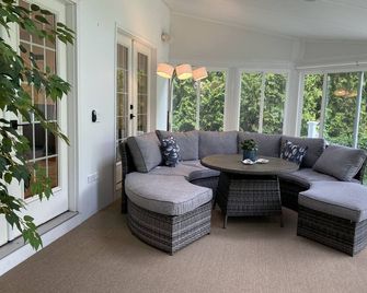 Spacious Home with Private Beach Access - Westerly - Living room