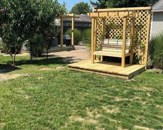 Cottage @ Buckeye Lake w/ Huge Private Fenced Yard - Buckeye Lake - Patio