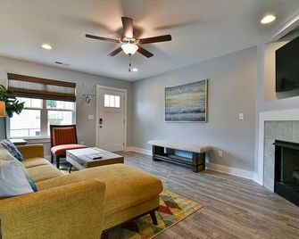 Chic Mtn Condo: Discover Asheville + more! - Candler - Olohuone