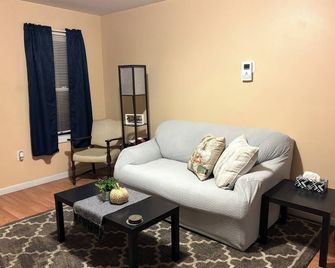 2-bedroom guest house in charming Cuba with WiFi - Cuba - Sala de estar