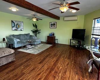 'ripple Waters' - More For Le Great One Bedroom Pool House - Southampton - Living room
