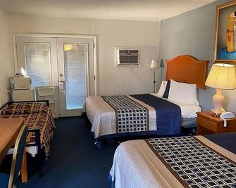 Relax and Unwind at Knights Inn Fairview! 4 Comfortable Units, Pet-friendly - Fairview - Bedroom