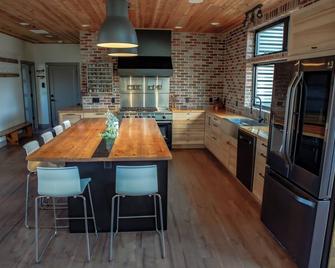 7-Bedroom: Hoops, Pickleball, Movies, Books & Games! - Weston - Kitchen