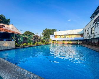 RedDoorz @ Hotel Tampiarto Probolinggo Jawa Timur - Probolinggo - Pool