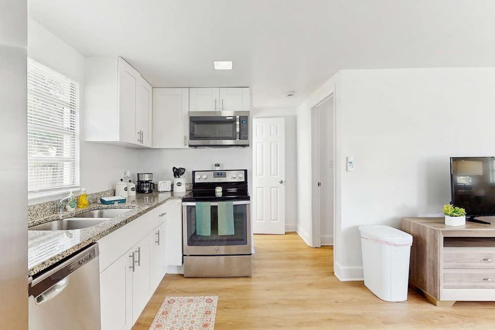 Centrally located comfortable duplex unit with AC kitchen with enclosed yard - טמפה - מטבח