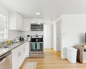 Centrally located comfortable duplex unit with AC kitchen with enclosed yard - Tampa - Kuchnia