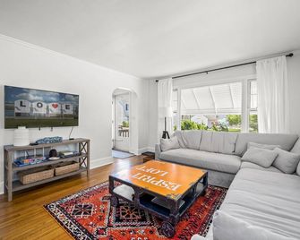 Little Red Cottage - Chincoteague - Huiskamer