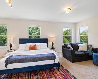 Quiet Suburban Home with Art Deco Flair - Ann Arbor - Bedroom